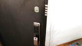 Фото 18: Установка биометрического запора.  Дверь выглядит солидно!